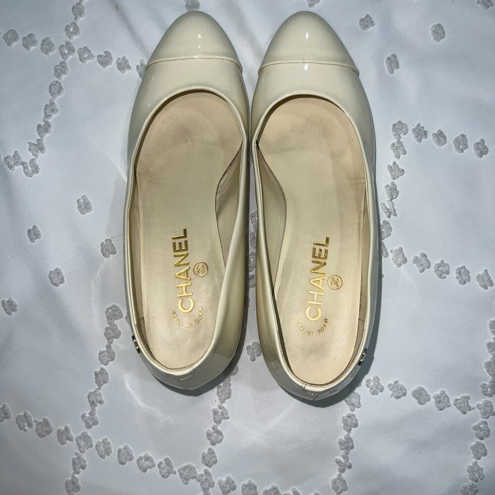 Chanel Mary Janes Patent Leather Cream Pumps - Picture 5 of 9